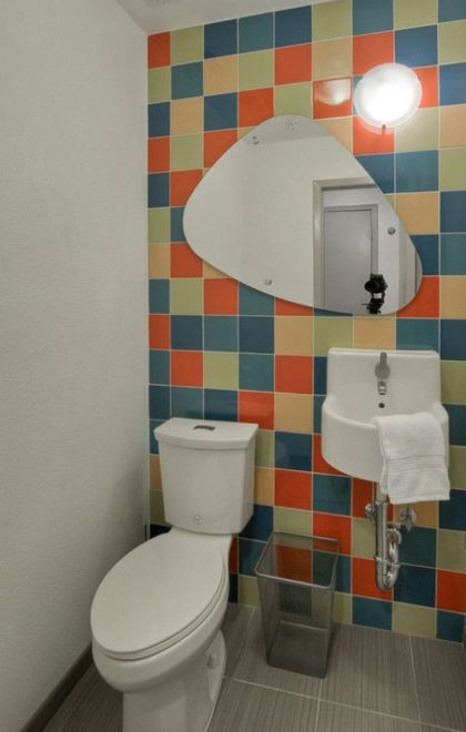 Современный дизайн маленького туалета