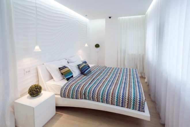 Дизайн узкой спальни в светлых тонах