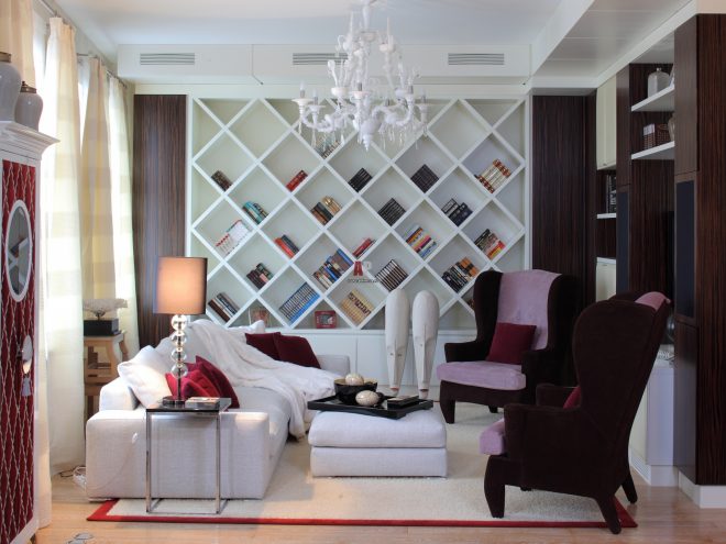 Дизайн гостиной с необычным стеллажом и креслами