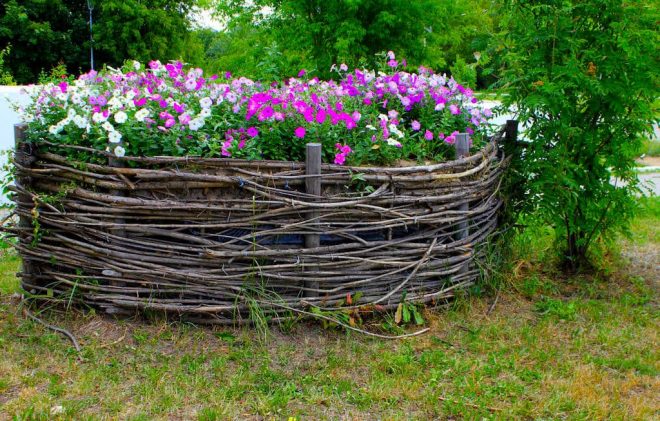 Ограда из веток для цветника