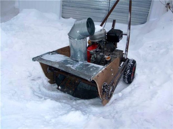 Снегоуборочная машина из бензопилы