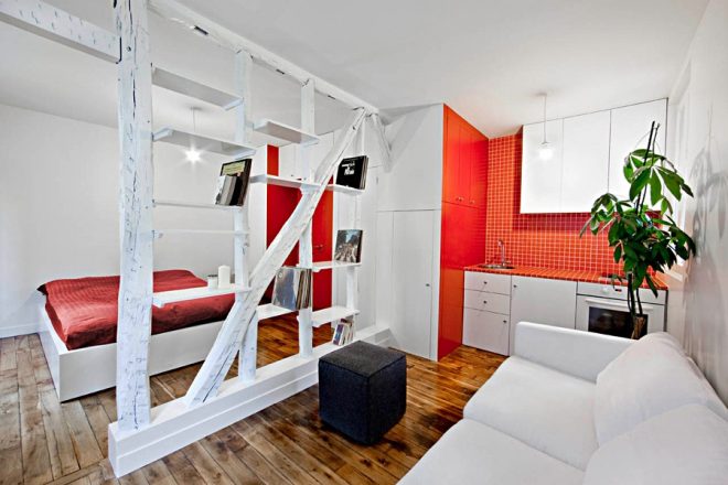 Квартира-студия в красных и белых цветах