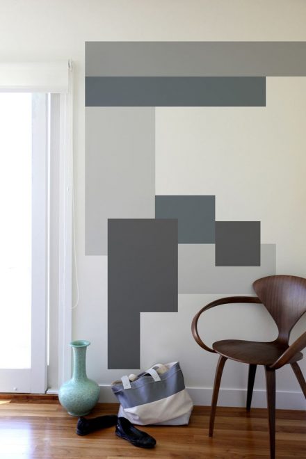 Покраска стены разными оттенками серого цвета