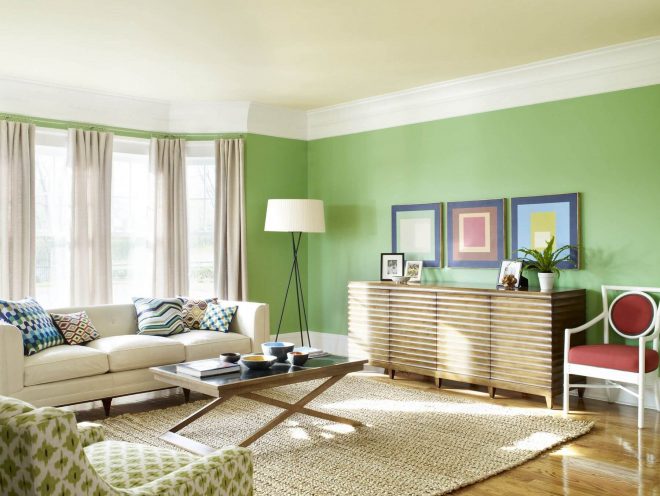 Интерьер комнаты с зелёными стенами