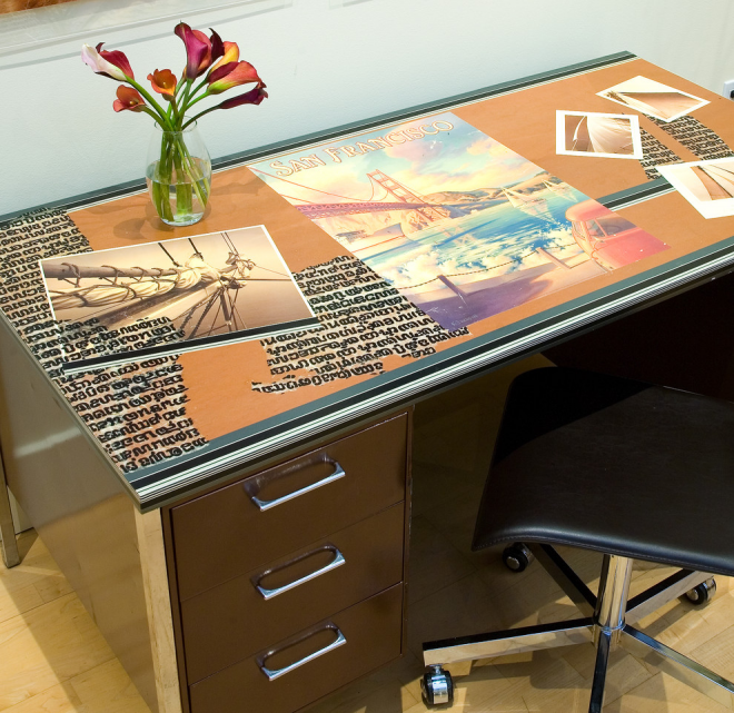 Письменный стол с рисунком на столешнице