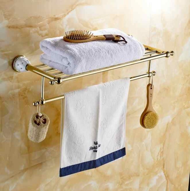Полотенца на вешалке в ванной