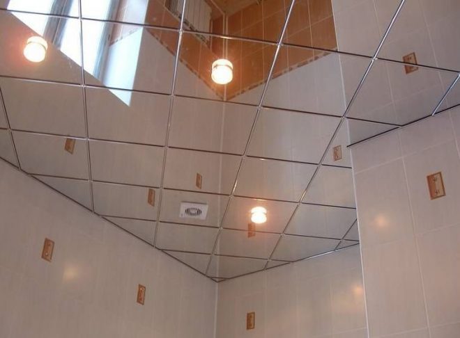 Зеркальный потолок в санузле