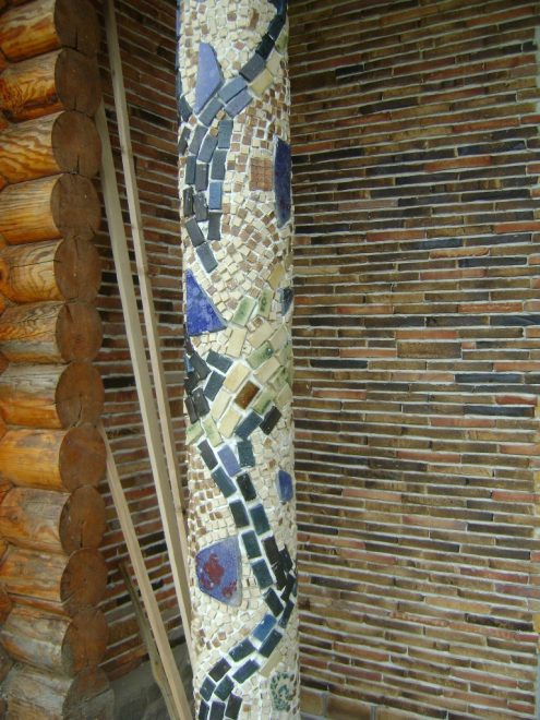 Столб, украшенный мозаикой