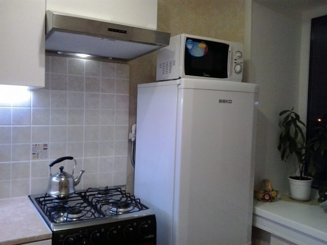 Микроволновая печь на холодильнике