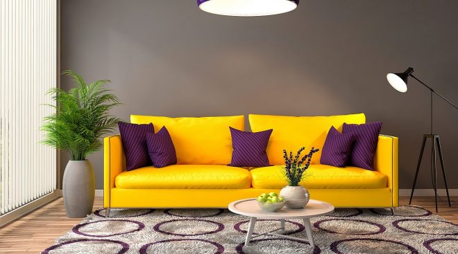 Ярко-жёлтый диван с фиолетовыми подушками