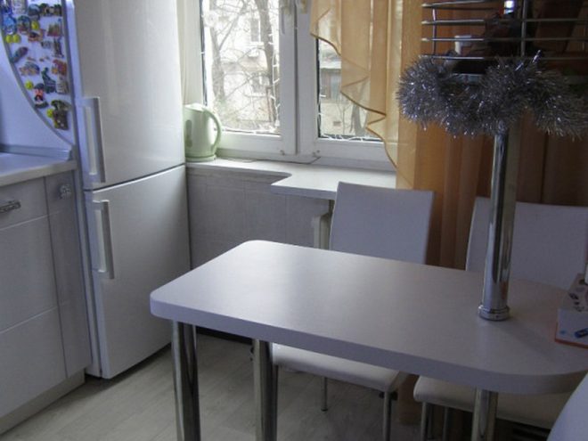 Стол на маленькой кухне