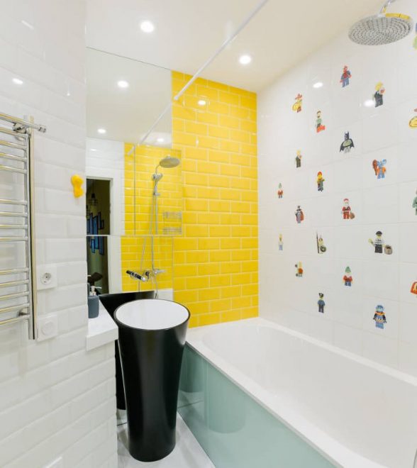 необычная раскладка плитки на стене в ванной