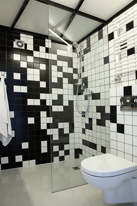 необычная раскладка плитки на стене в ванной