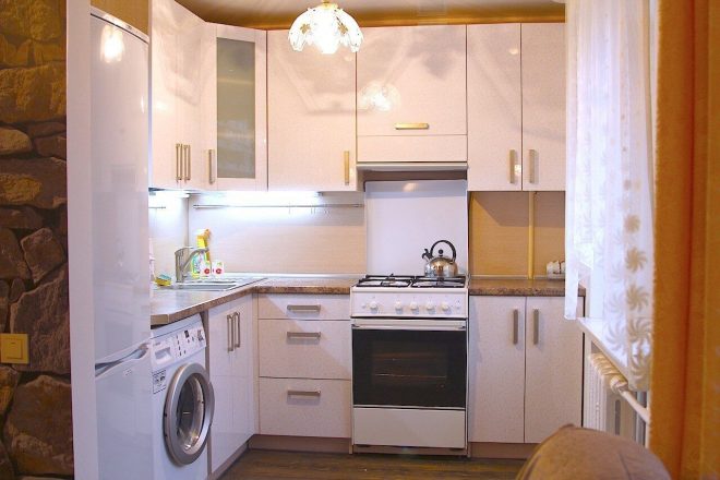 угловая кухня со стиральной машиной и холодильником