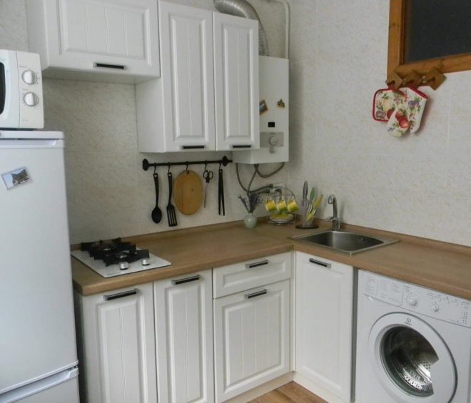 угловая кухня со стиральной машиной и холодильником