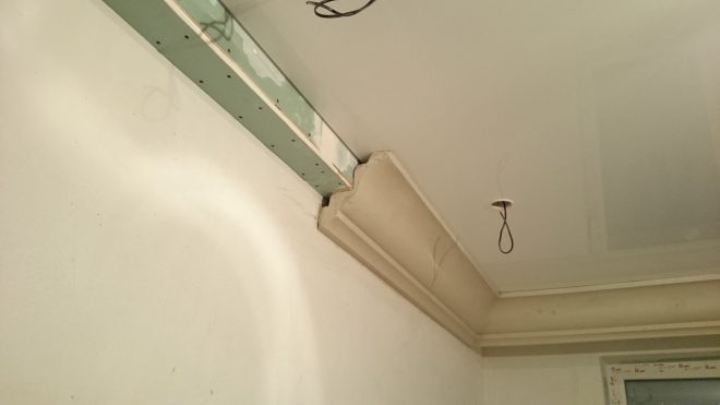 чем закрыть провода на потолке